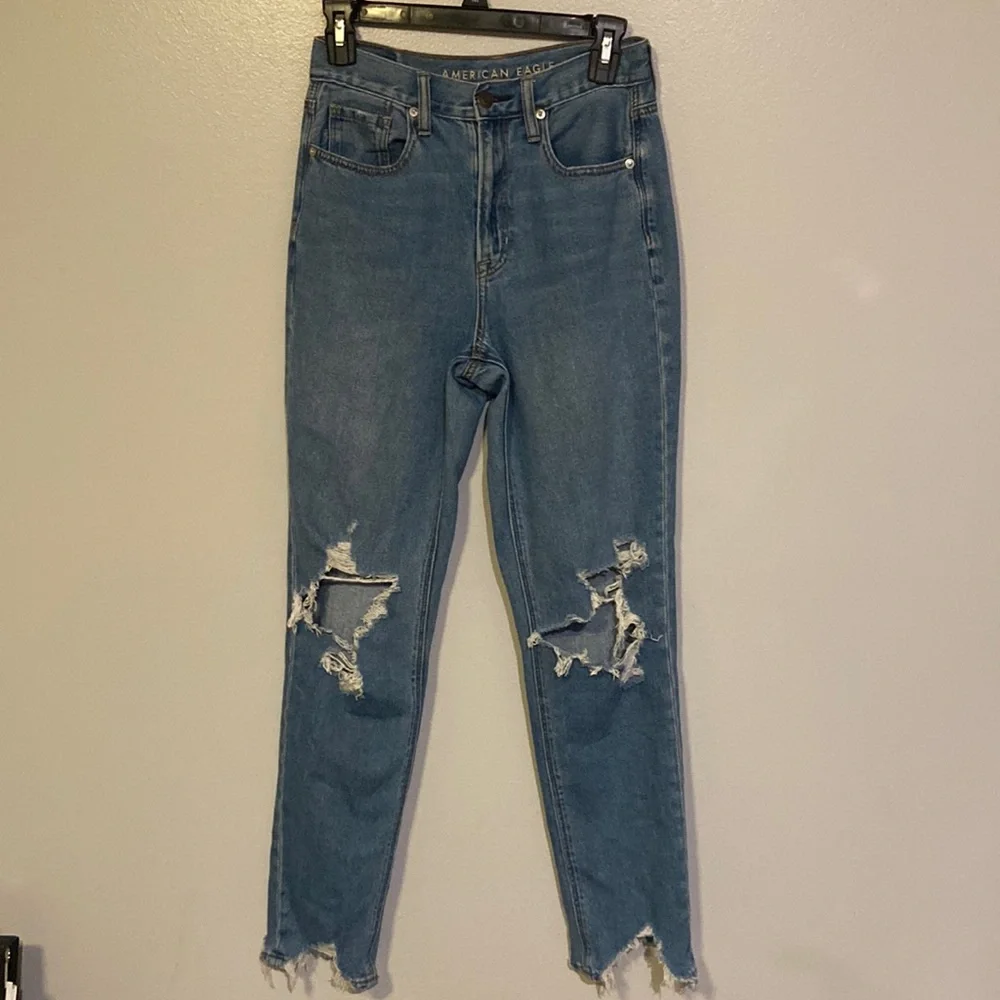 American Eagle Mom Jean Sz 2 Long worn, ripped, distressed cool jeans, light - Picture 1 of 13